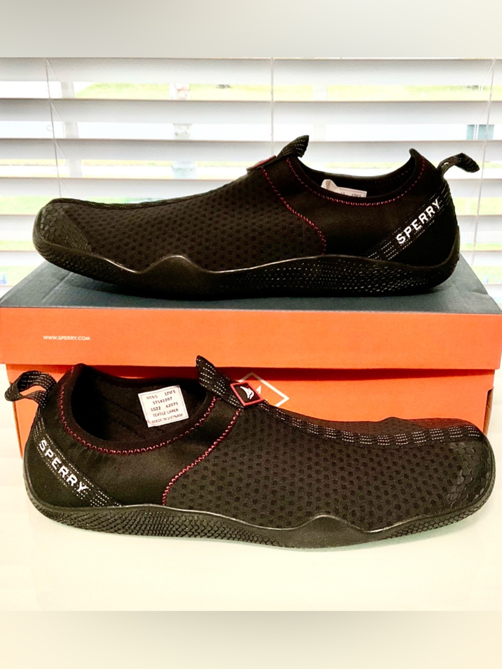 Sperry Men’s Black Sea Sock / Swimming Shoes in size 12